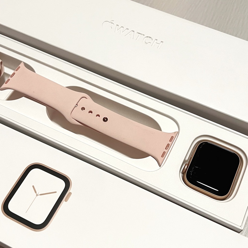 Apple Watch Series 4 Gold Aluminum Case 40mm & Pink Sand Sport Band